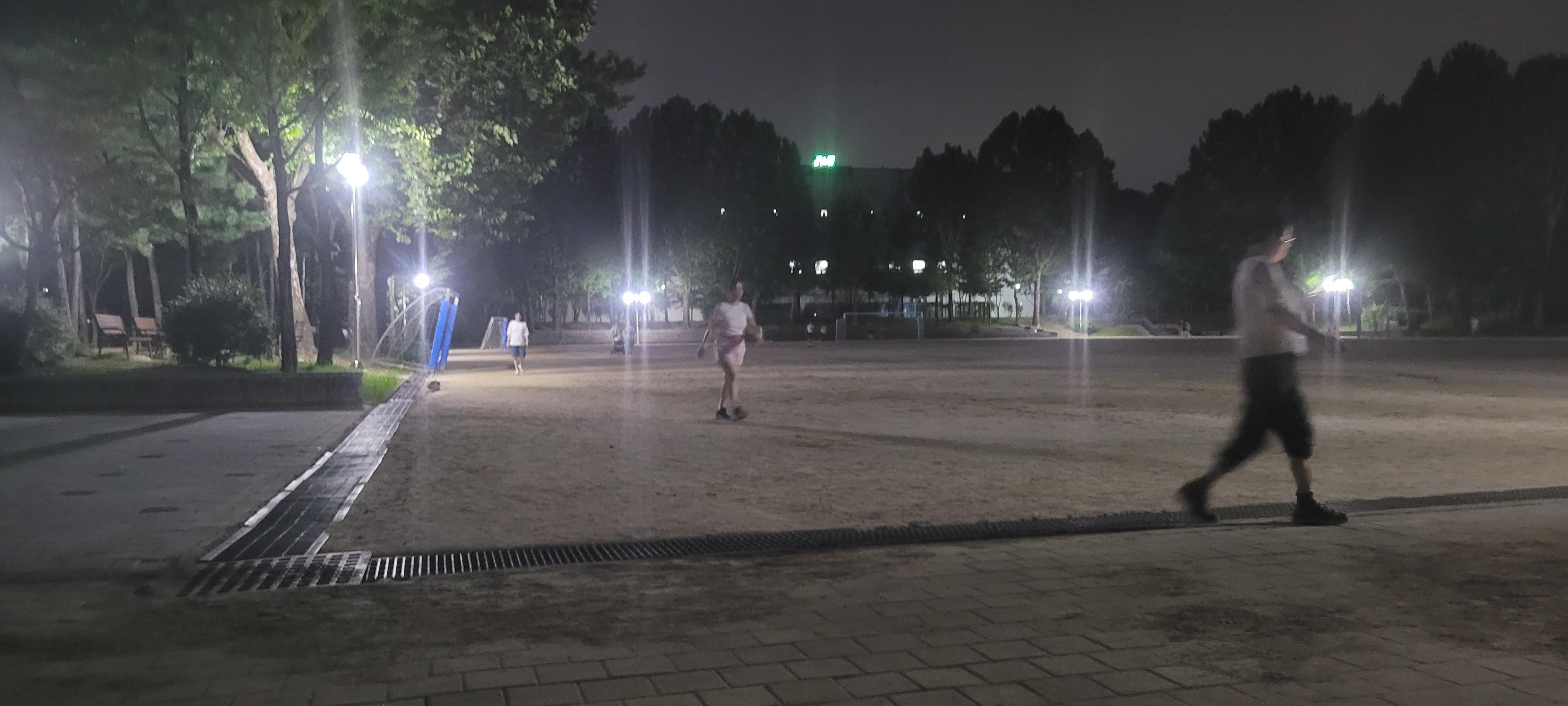 공원와서 맥주마시는데 좋다