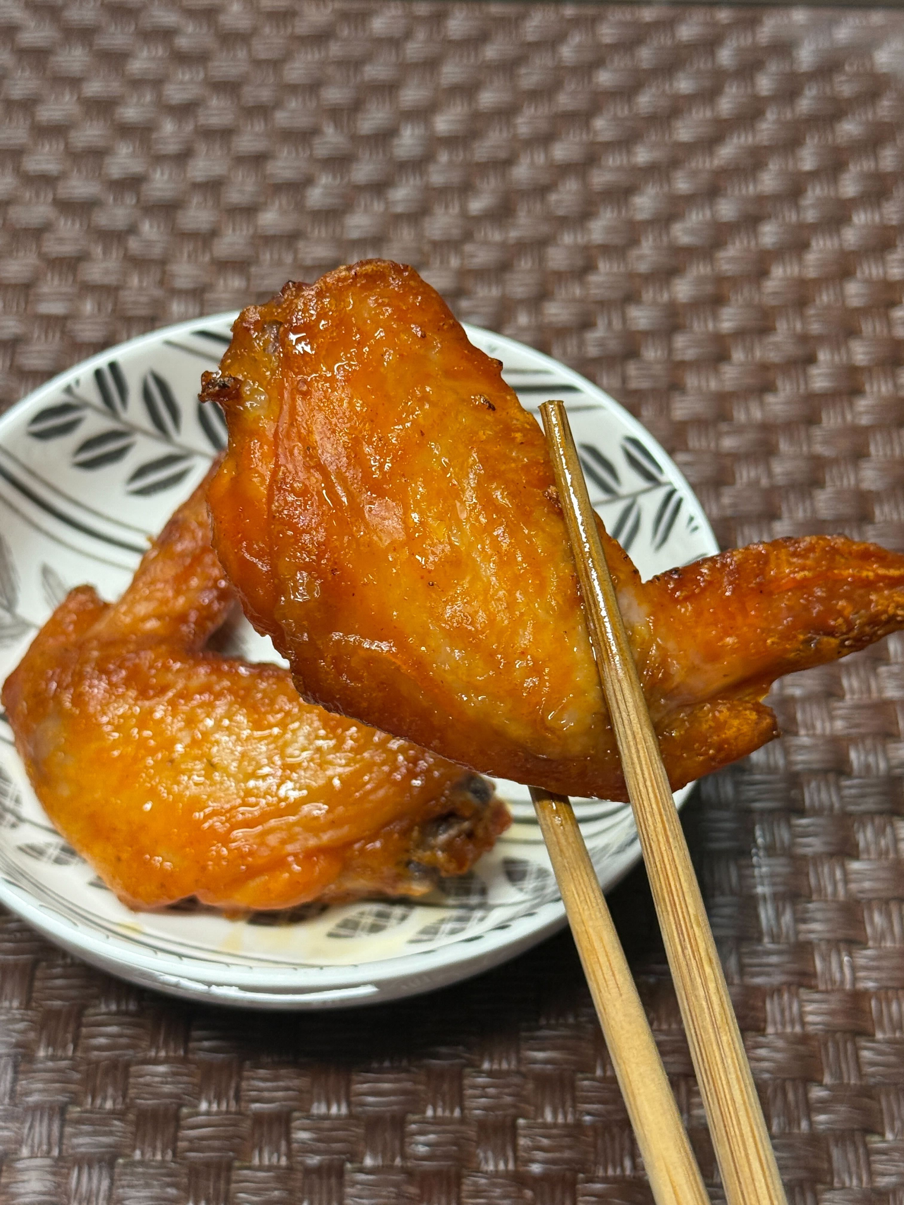 너무 우울해서 닭날개 데웠어