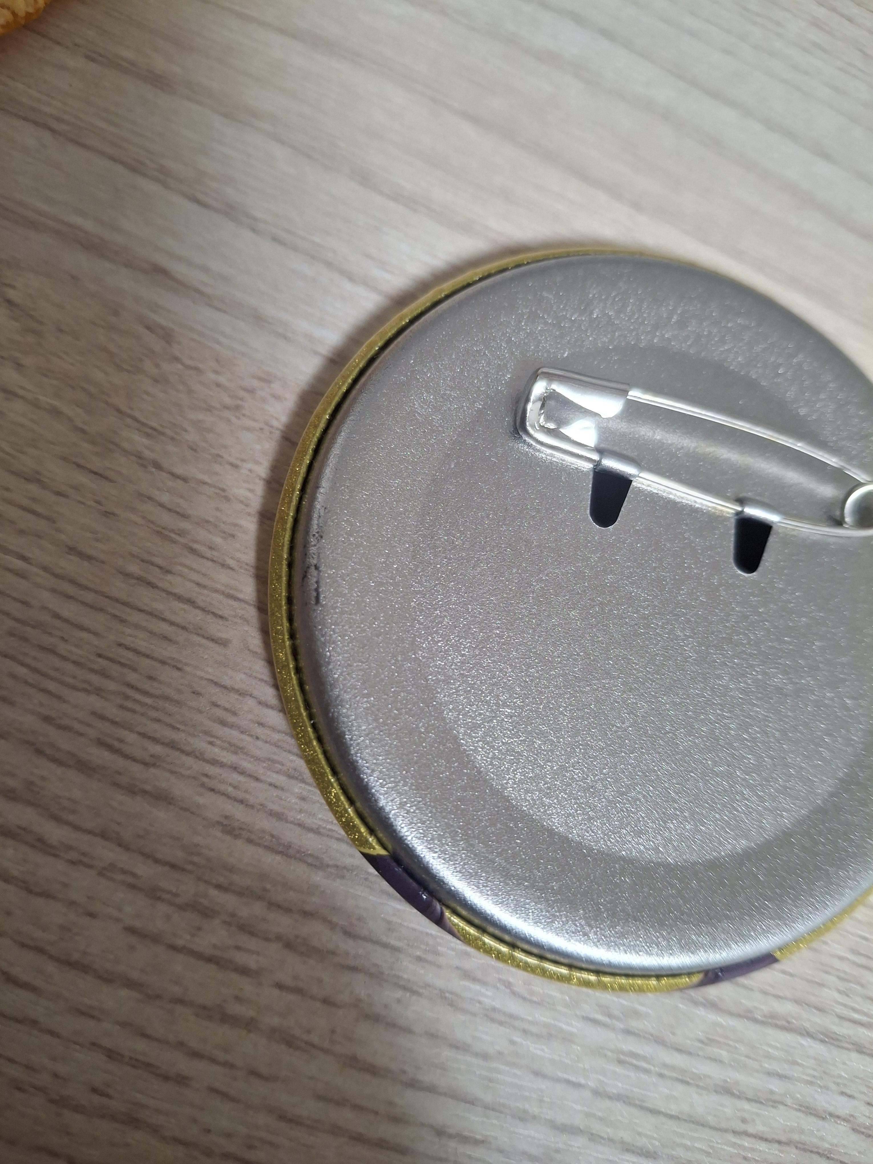 캔뱃지에 검은 점