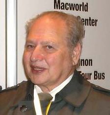 225px-RonaldWayneMacworld2009.jpg 애플 주식 10%를 800달러에 판 사람.JPG