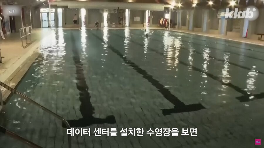 1883c1dbd775722c0.png.ren.jpg 데이터센터의 열기를 잡으려고 수영장에 넣은 외국 회사.jpg