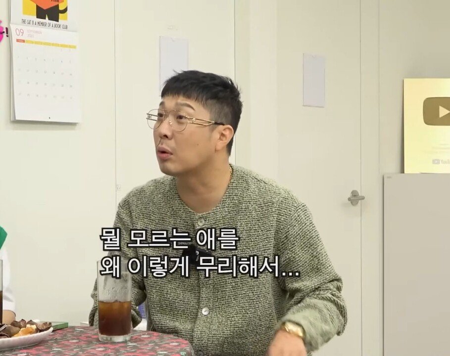 03b79e16f7cf82f2ba7a58bd0d2b67df608a0b06.jpg 유재석 : "지효야 혹시 기사 봤니??".jpg