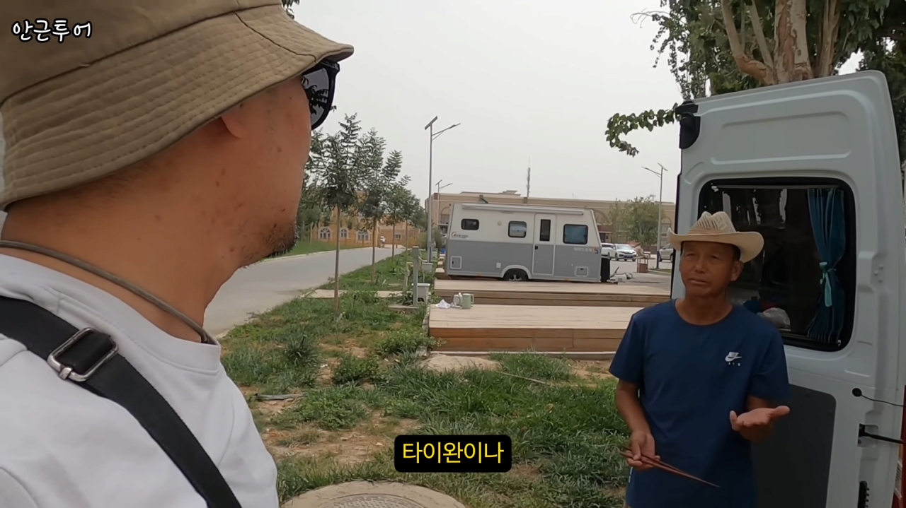 [신장위구르6] 4-48 screenshot (15).png 위구르 여행중인 여행 유튜버가 지나가던 아재랑 대화하고 깜짝 놀란 이유 ㄷㄷㄷㄷ.JPG