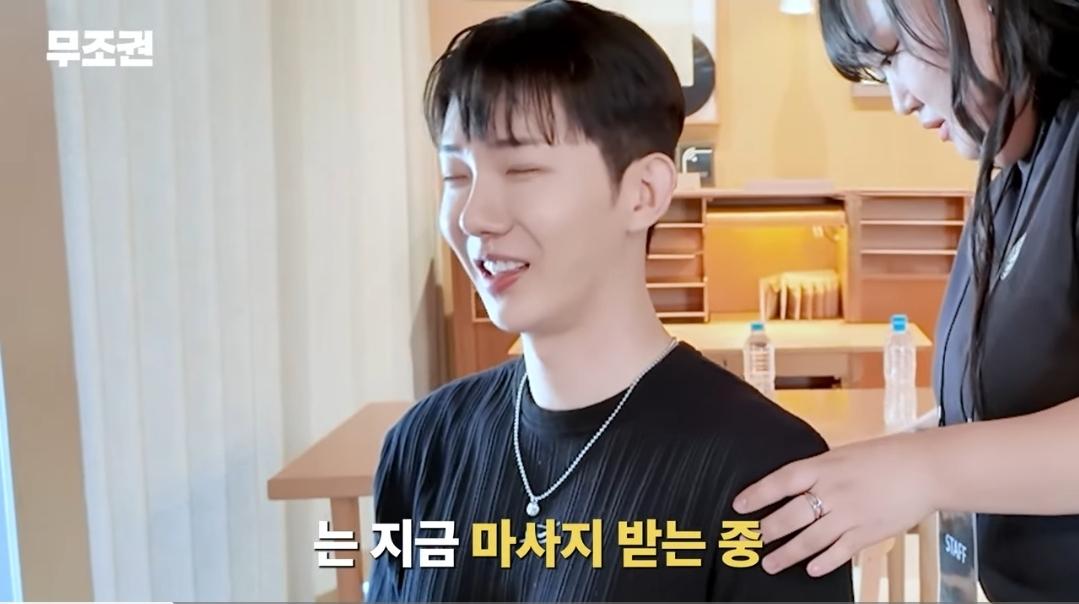 가수들이 공연전에 마사지받는이유.jpg 3번째 사진