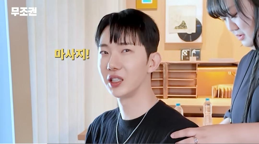 가수들이 공연전에 마사지받는이유.jpg 6번째 사진