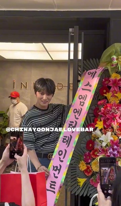 download (20).jpeg 소송까지 하면서 싸웠던 김재중(영웅재웅)에게 화환 보낸 sm엔터 ㅎㄷㄷ