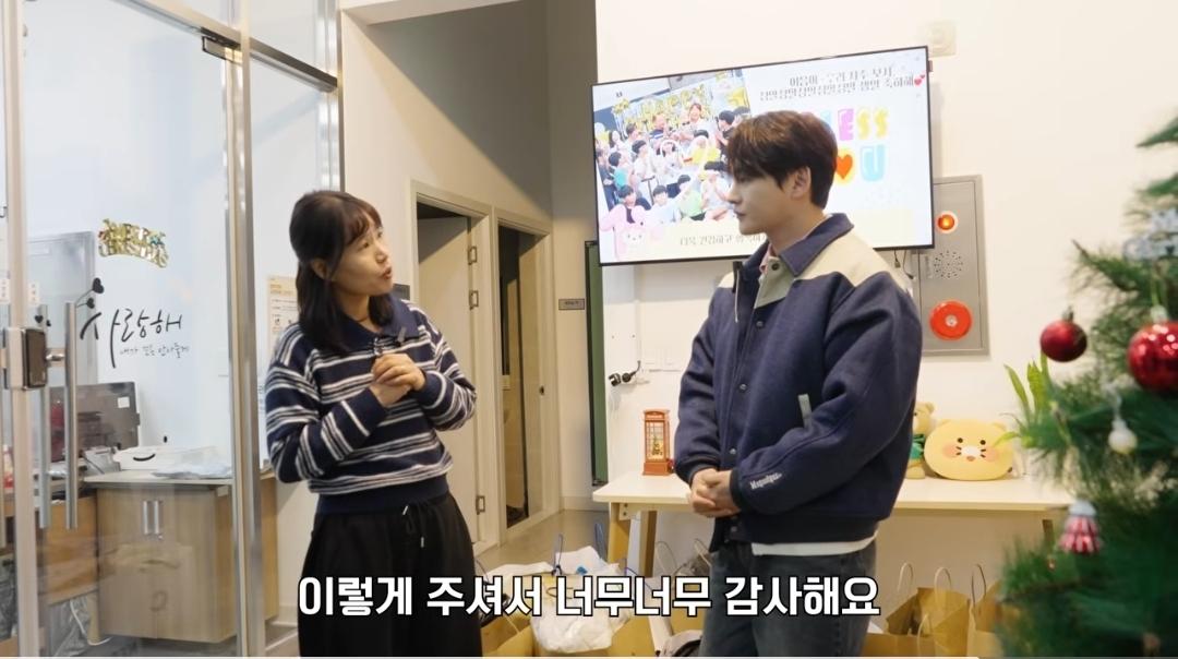 이정도면 거의 산타 아니냐는 가수.jpg 19번째 사진