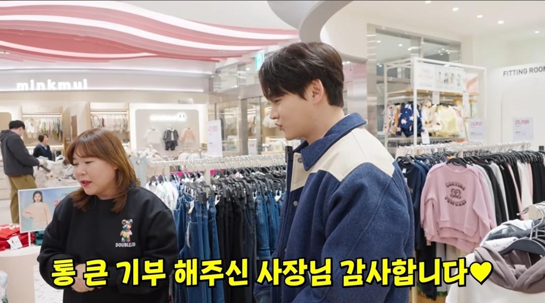 이정도면 거의 산타 아니냐는 가수.jpg 16번째 사진