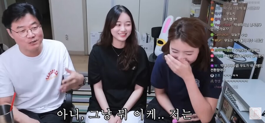 img/23/06/15/188bd80c75655b31d.jpg 자기 후배가 존경하는 사람 김태호 PD라고 하자 나영석 PD 반응 ㄷㄷㄷ.JPG