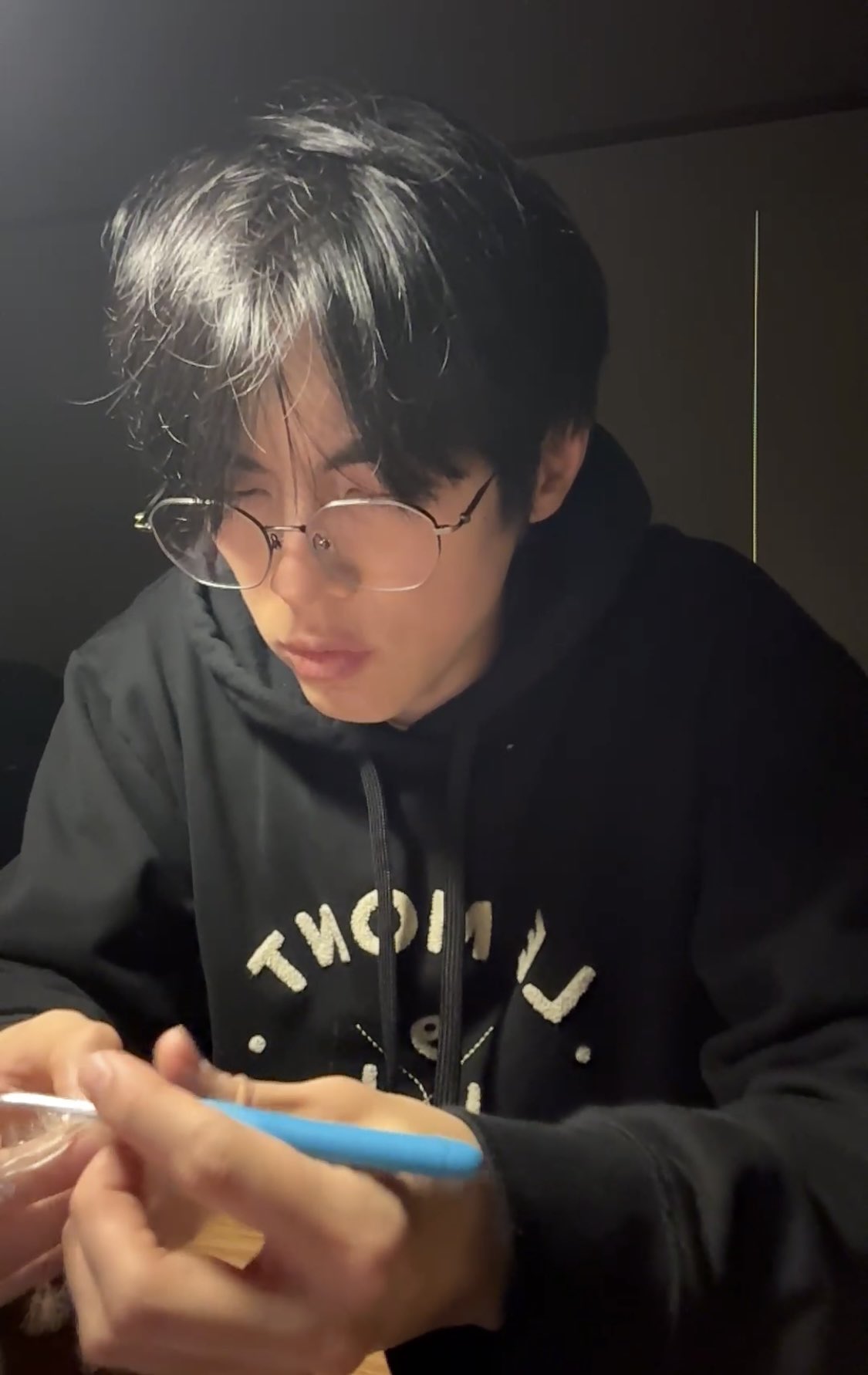 팬들을 위해 직접 뜨개질 하는 가수 실존 .jpg (3)