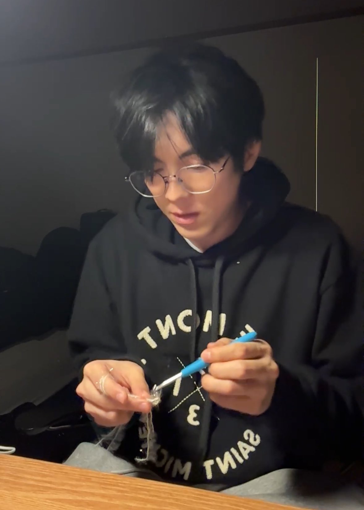 팬들을 위해 직접 뜨개질 하는 가수 실존 .jpg (2)