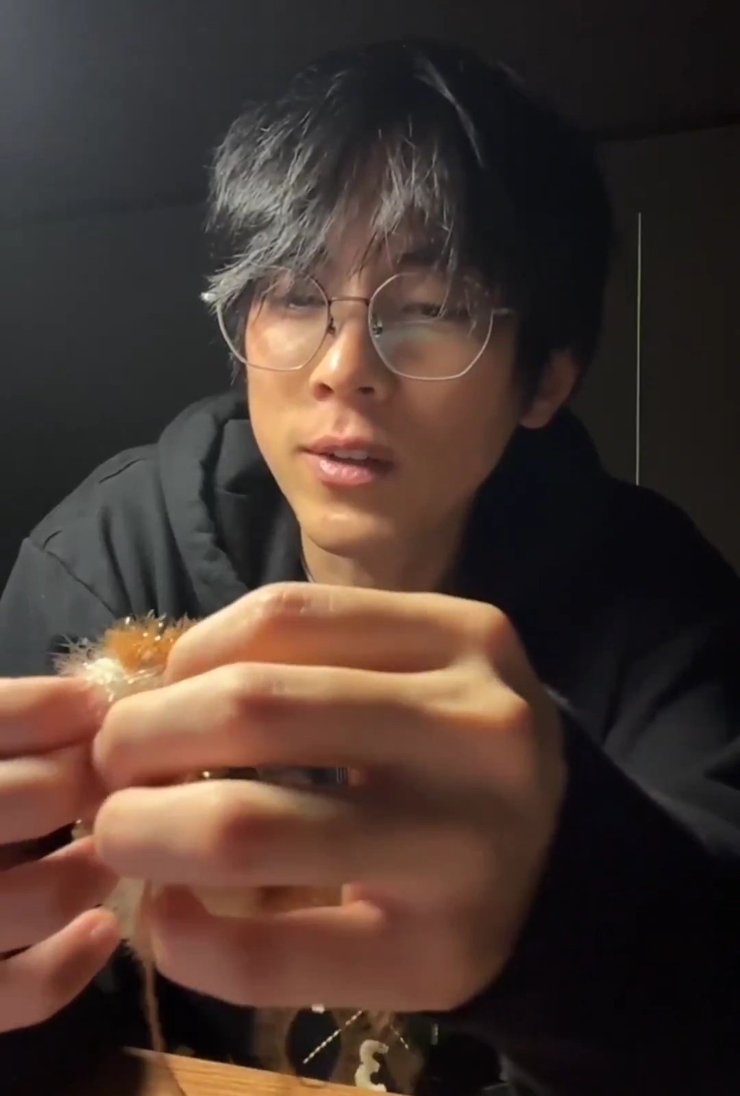 팬들을 위해 직접 뜨개질 하는 가수 실존 .jpg (5)