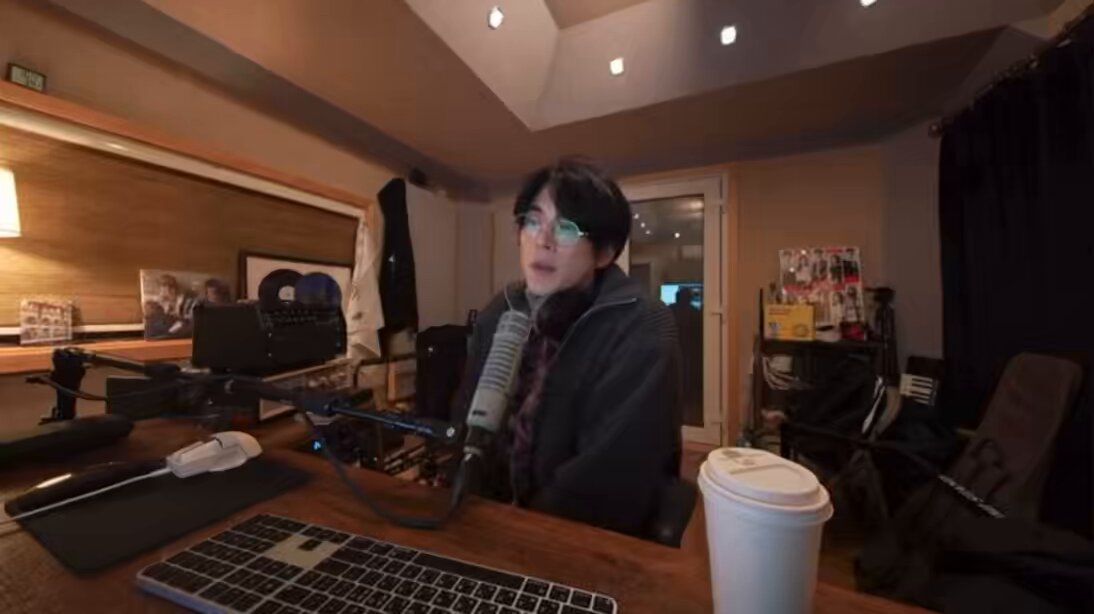 팬들을 위해 직접 뜨개질 하는 가수 실존 .jpg (8)