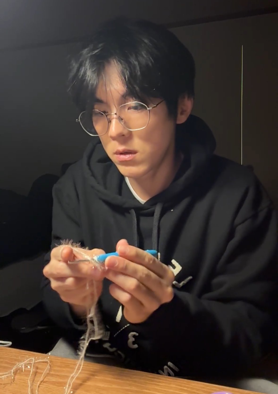 팬들을 위해 직접 뜨개질 하는 가수 실존 .jpg (1)