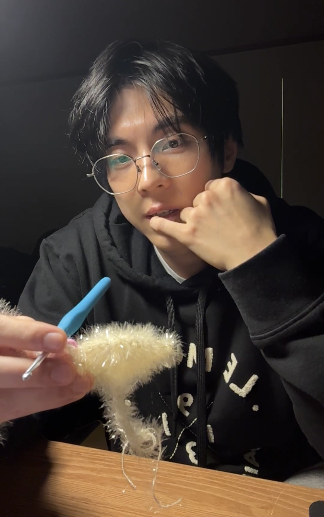 팬들을 위해 직접 뜨개질 하는 가수 실존 .jpg (6)