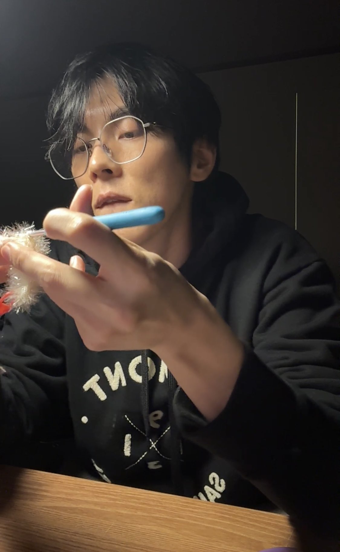 팬들을 위해 직접 뜨개질 하는 가수 실존 .jpg (7)