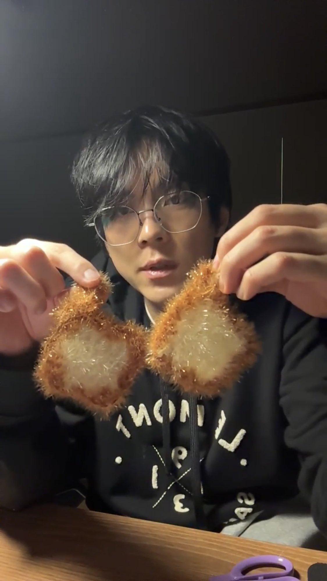 팬들을 위해 직접 뜨개질 하는 가수 실존 .jpg (4)