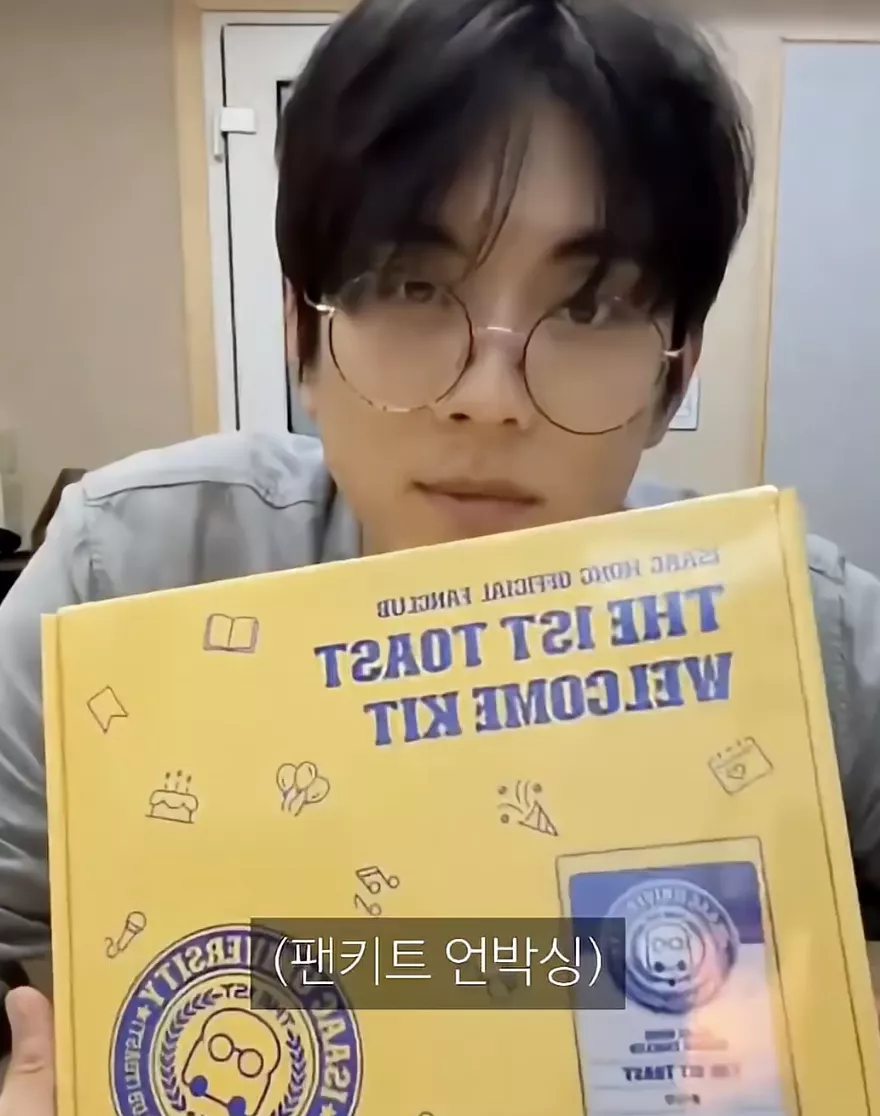 자기 얼굴을 못보는 10년차 가수 .JPG