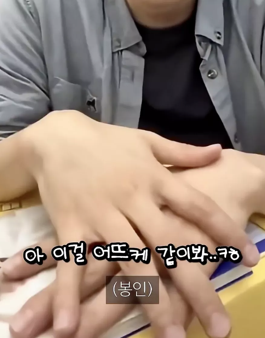 자기 얼굴을 못보는 10년차 가수 .JPG 9번째 사진