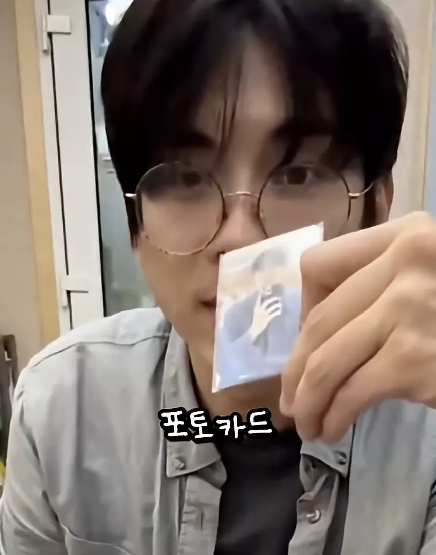 자기 얼굴을 못보는 10년차 가수 .JPG 2번째 사진