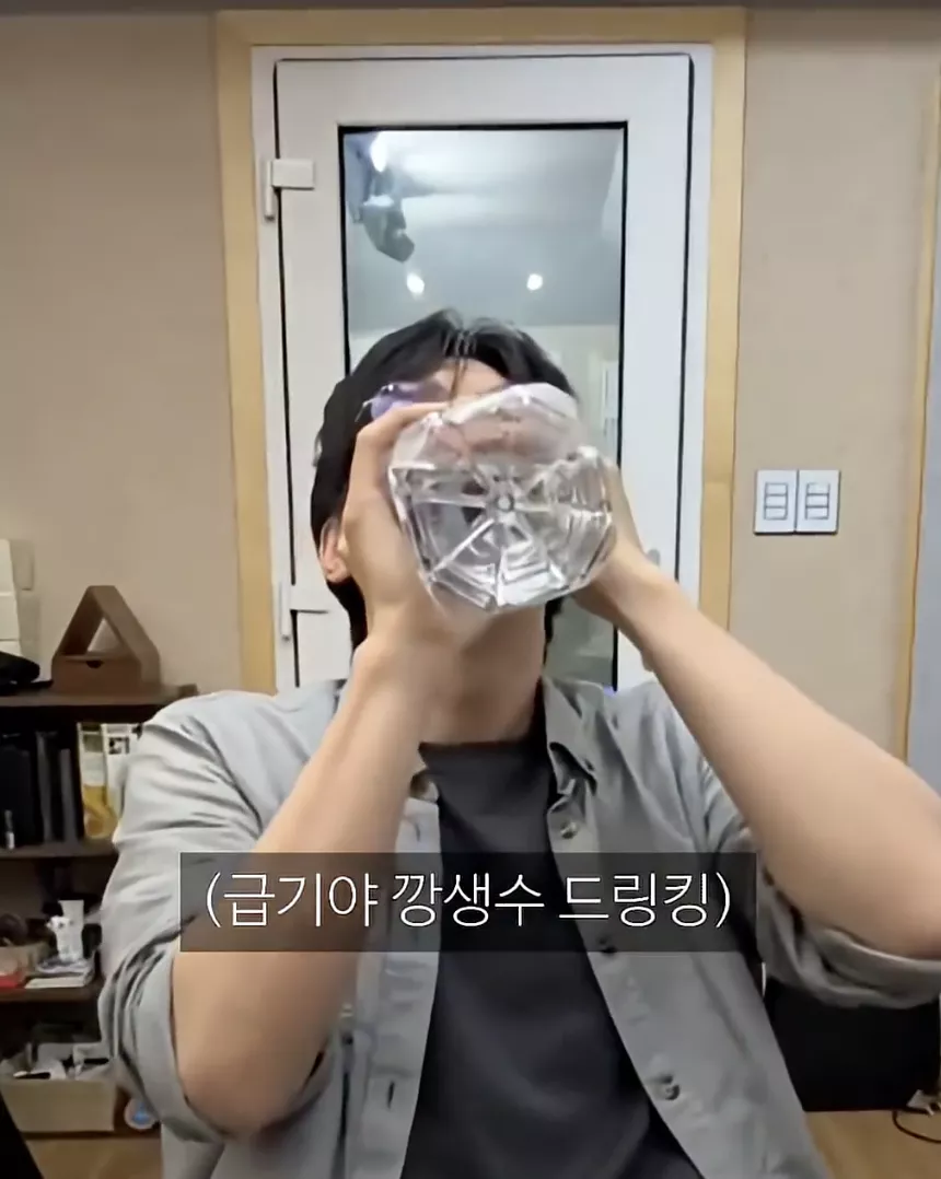 자기 얼굴을 못보는 10년차 가수 .JPG 11번째 사진