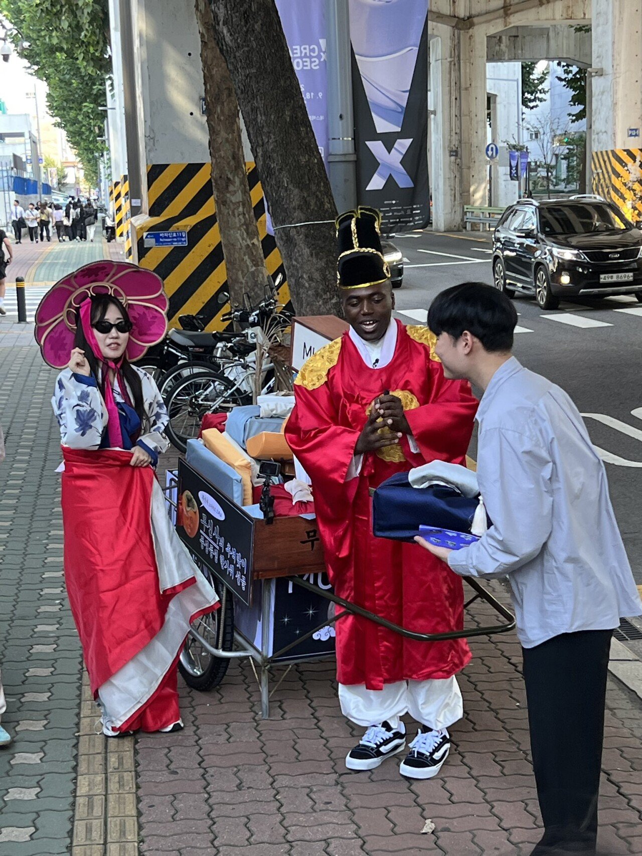 1000018667.jpg 실시간 성수동에서 스니커즈 뿌리고 있는 조나단