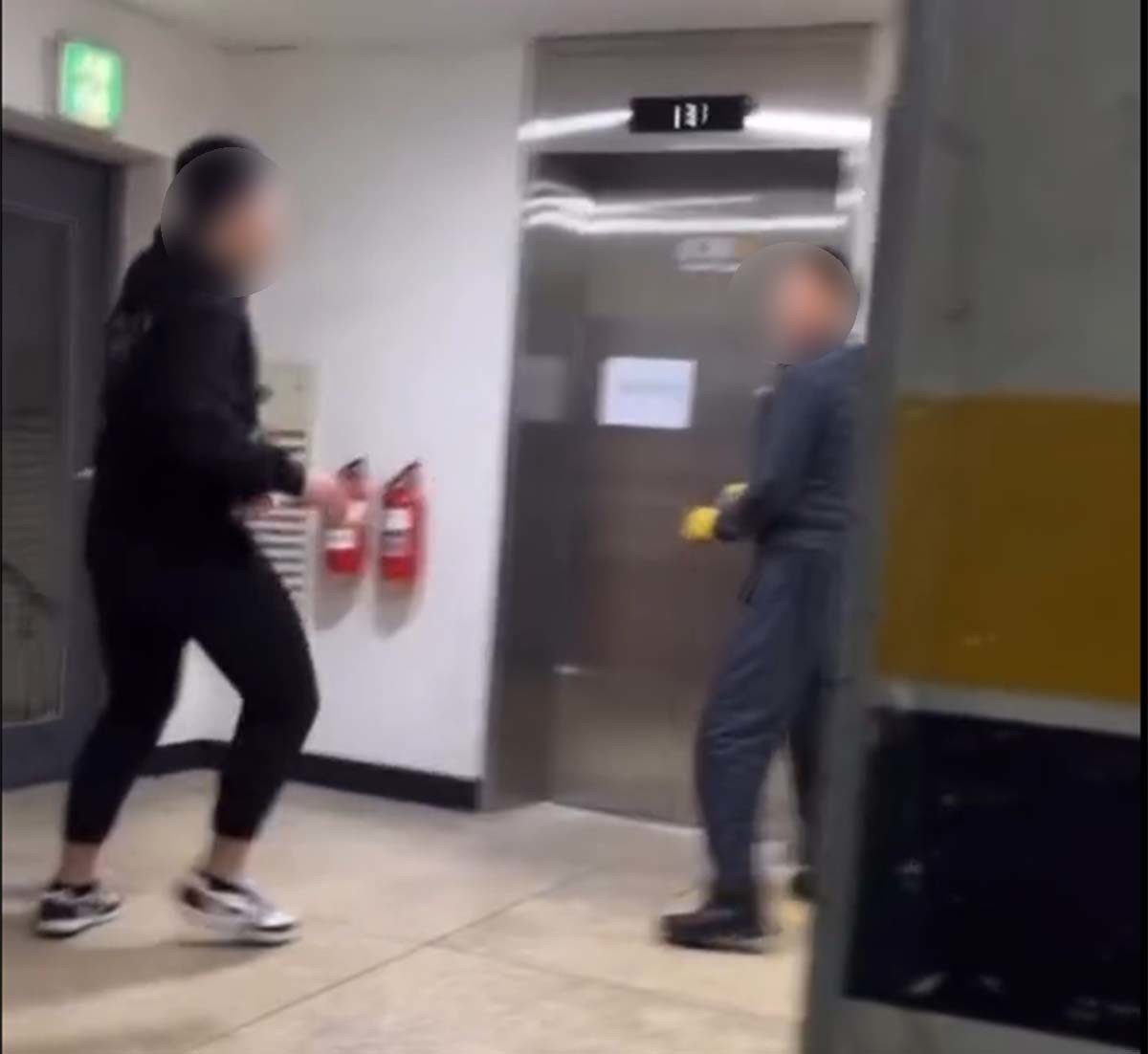 10대가 60대 이상으로 보이는 어르신을 폭행해 실신시키는 모습을 담은 영상이 인터넷에서 퍼지고 있다. 영상을 캡처한 사진이다. 실시간 10대가 60대 노인 폭행해 실신 시킴