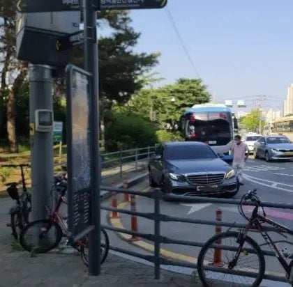 버스 정류장 쪽에 주차한 벤츠 아줌마.jpg | 인스티즈