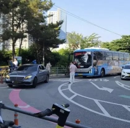 버스 정류장 쪽에 주차한 벤츠 아줌마.jpg | 인스티즈