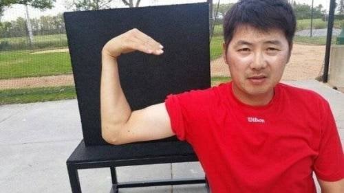 20년 뛰고 은퇴한 투수의 팔상태.jpg