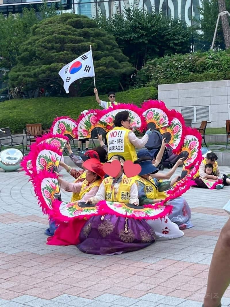솔직히 퀴어퍼레이드에서 제일 재밌는 사람들.jpg | 인스티즈