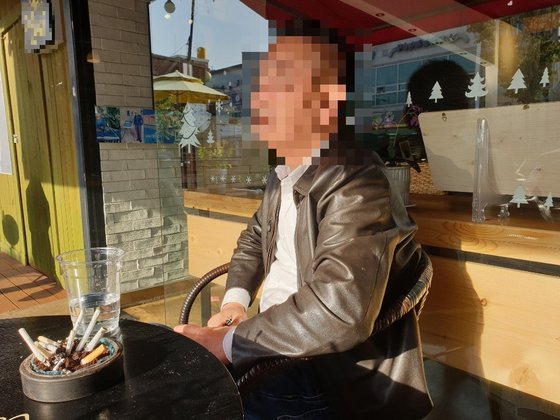 28일 전북 전주시 완산구 한 커피숍에서 만난 A씨(67). 전직 공무원인 그는 2003년 12월 로또 1등에 당첨돼 세금 떼고 40억원을 손에 쥔 뒤 사업 투자 등으로 1년 만에 모두 날렸다. 전주=김준희 기자 로또1등 한 지 1년만에 40억 다 날려버린 공무원