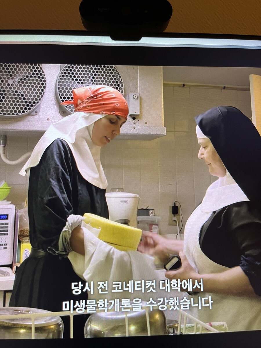 img/23/08/18/18a06c3f4d15122de.jpeg 낡고 더러운 나무통으로 치즈를 만들다가 정부에게 제지당한 수녀님 ㄷㄷ..JPG