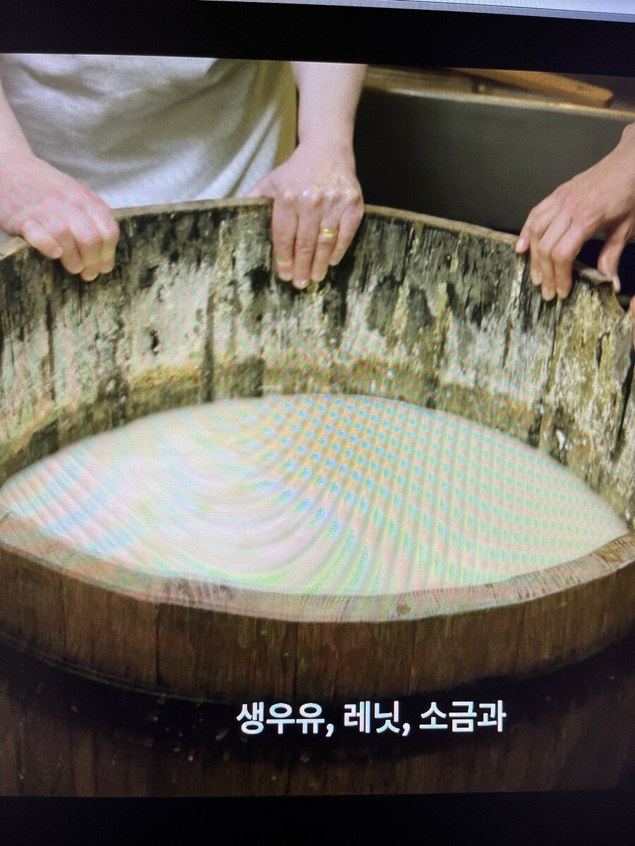 img/23/08/18/18a06c177eb5122de.jpeg 낡고 더러운 나무통으로 치즈를 만들다가 정부에게 제지당한 수녀님 ㄷㄷ..JPG