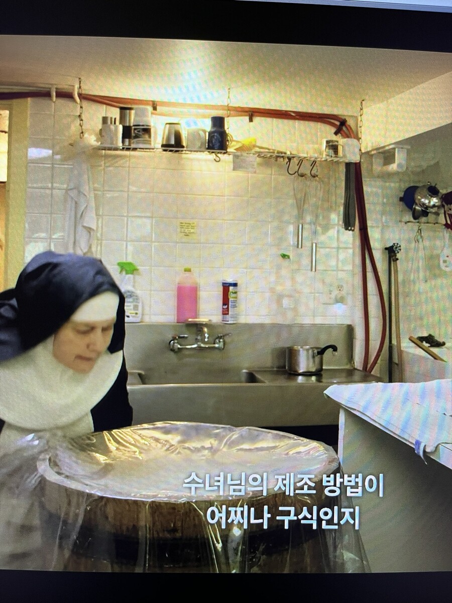 img/23/08/18/18a06c0b87f5122de.jpeg 낡고 더러운 나무통으로 치즈를 만들다가 정부에게 제지당한 수녀님 ㄷㄷ..JPG