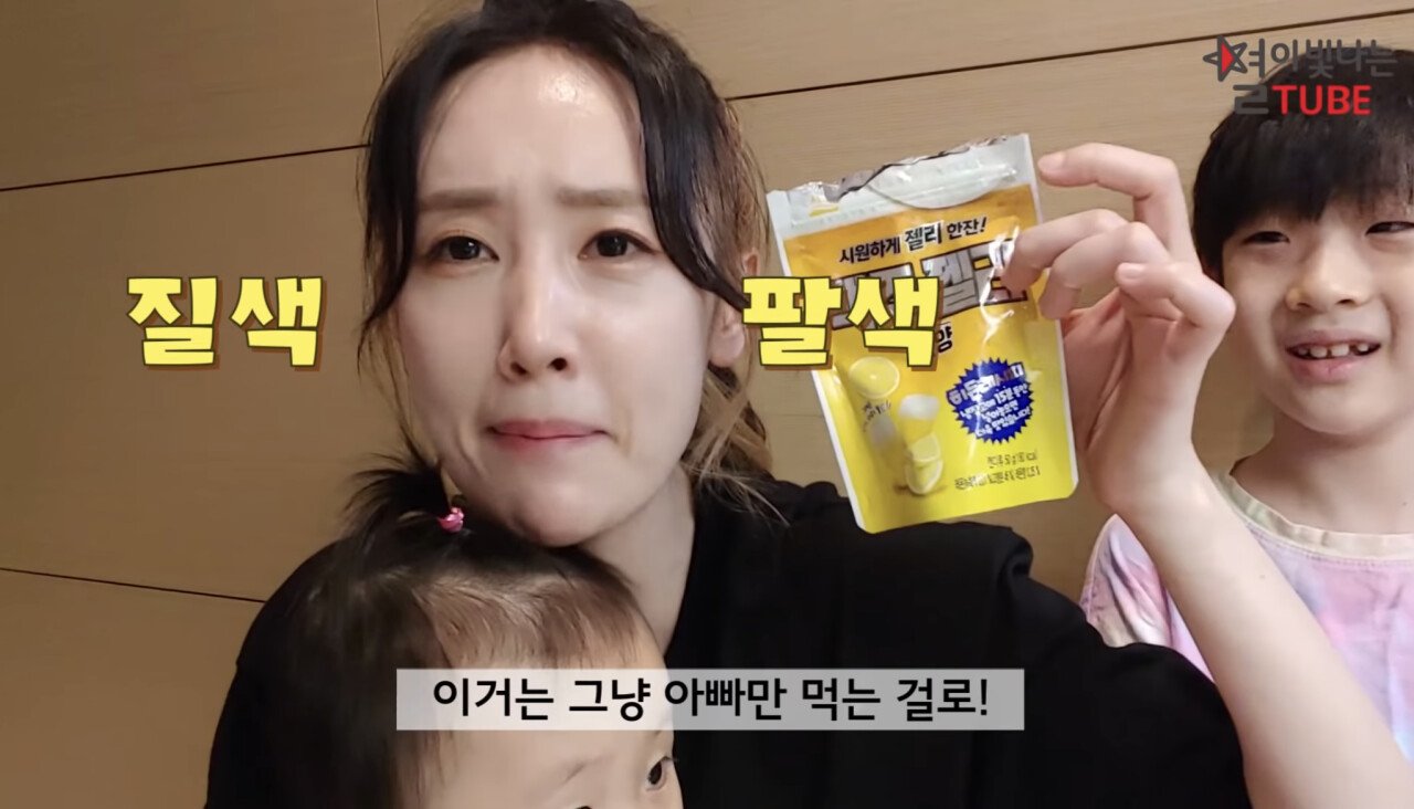 6873F8E9-EDE7-41C6-B305-5546801DC9C3.jpeg 애기들 젤리 먹이다 깜짝 놀란 별