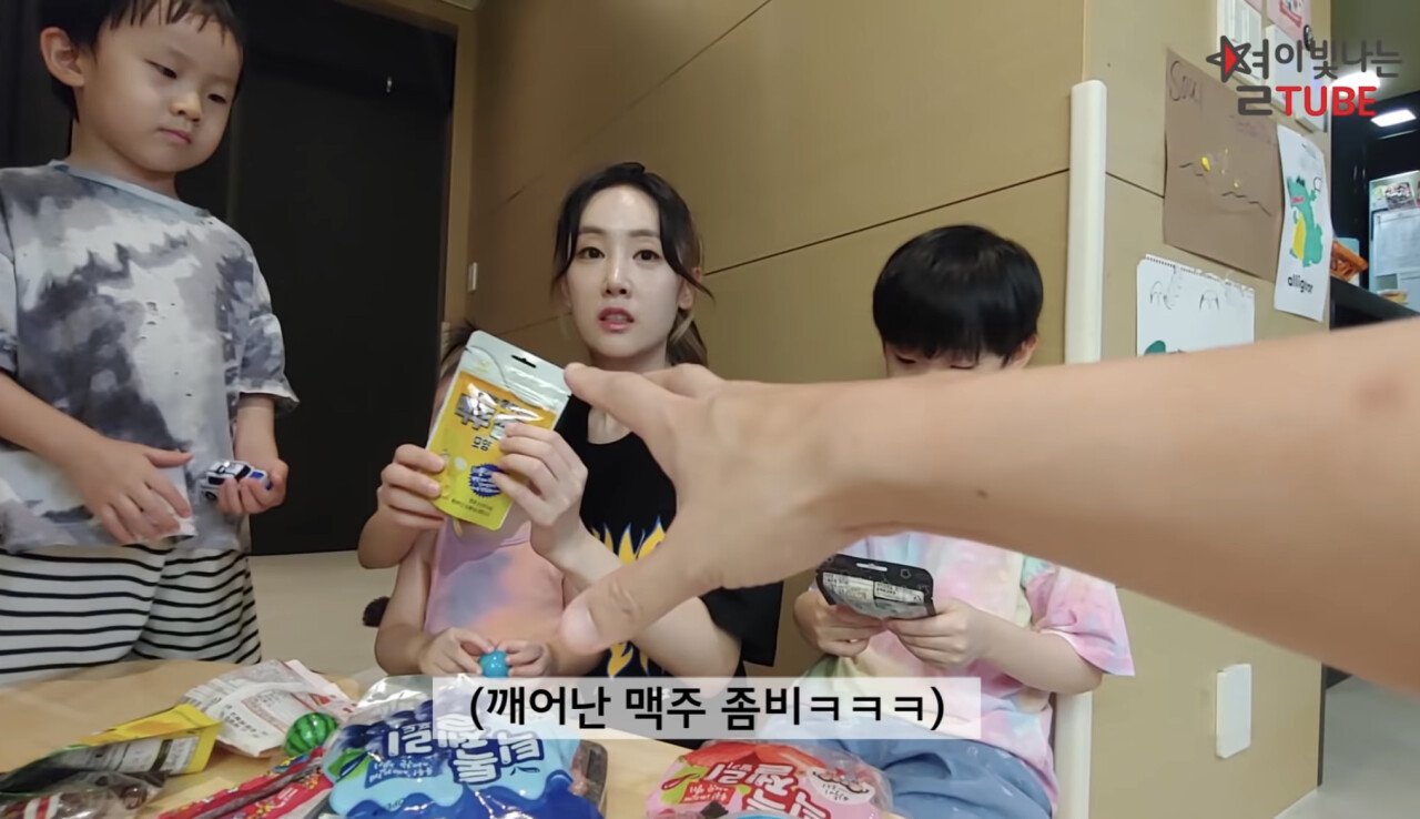 2A86B9C7-C838-40BB-853D-4C46D8CEAE93.jpeg 애기들 젤리 먹이다 깜짝 놀란 별