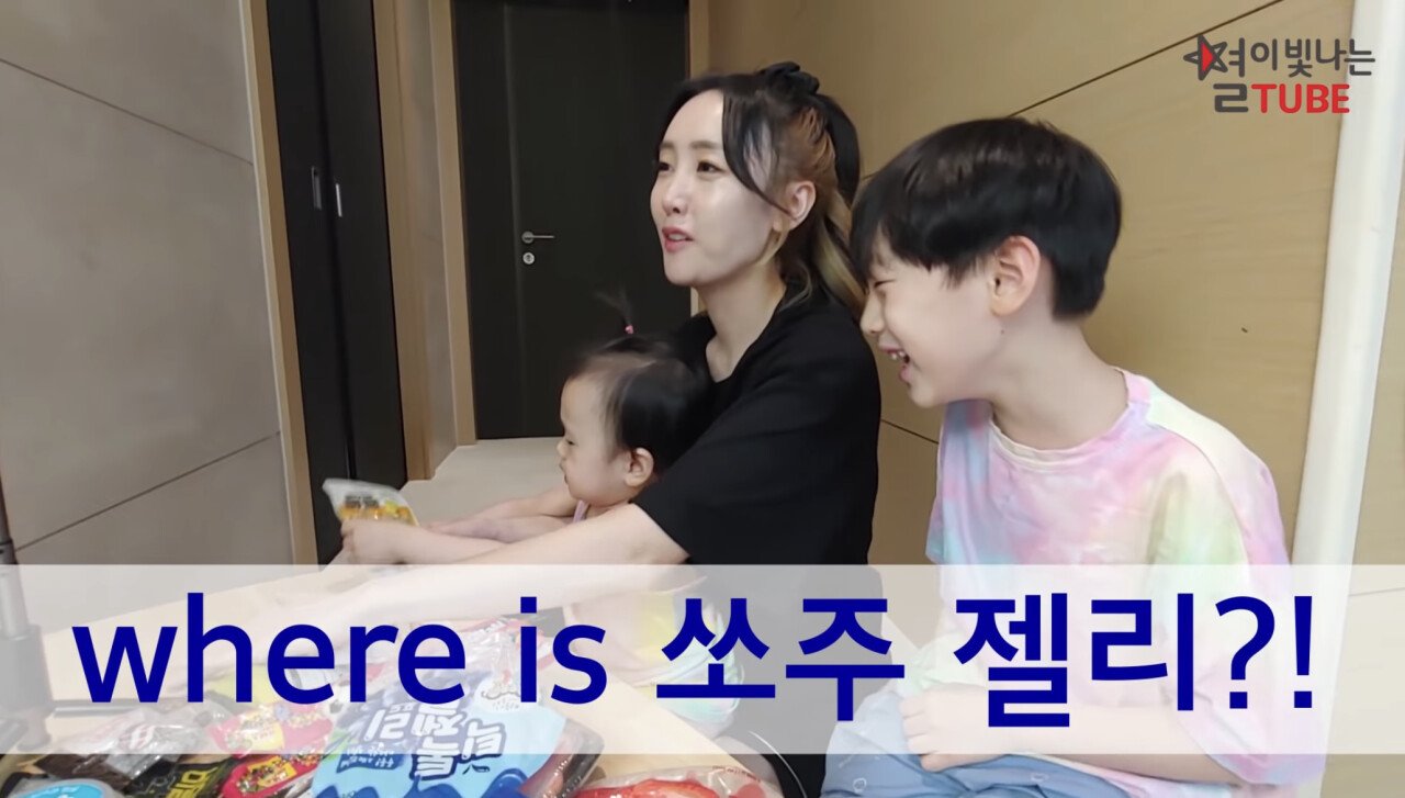 3A09C3B4-48D3-40D5-B5F4-B21F4CD401DD.jpeg 애기들 젤리 먹이다 깜짝 놀란 별