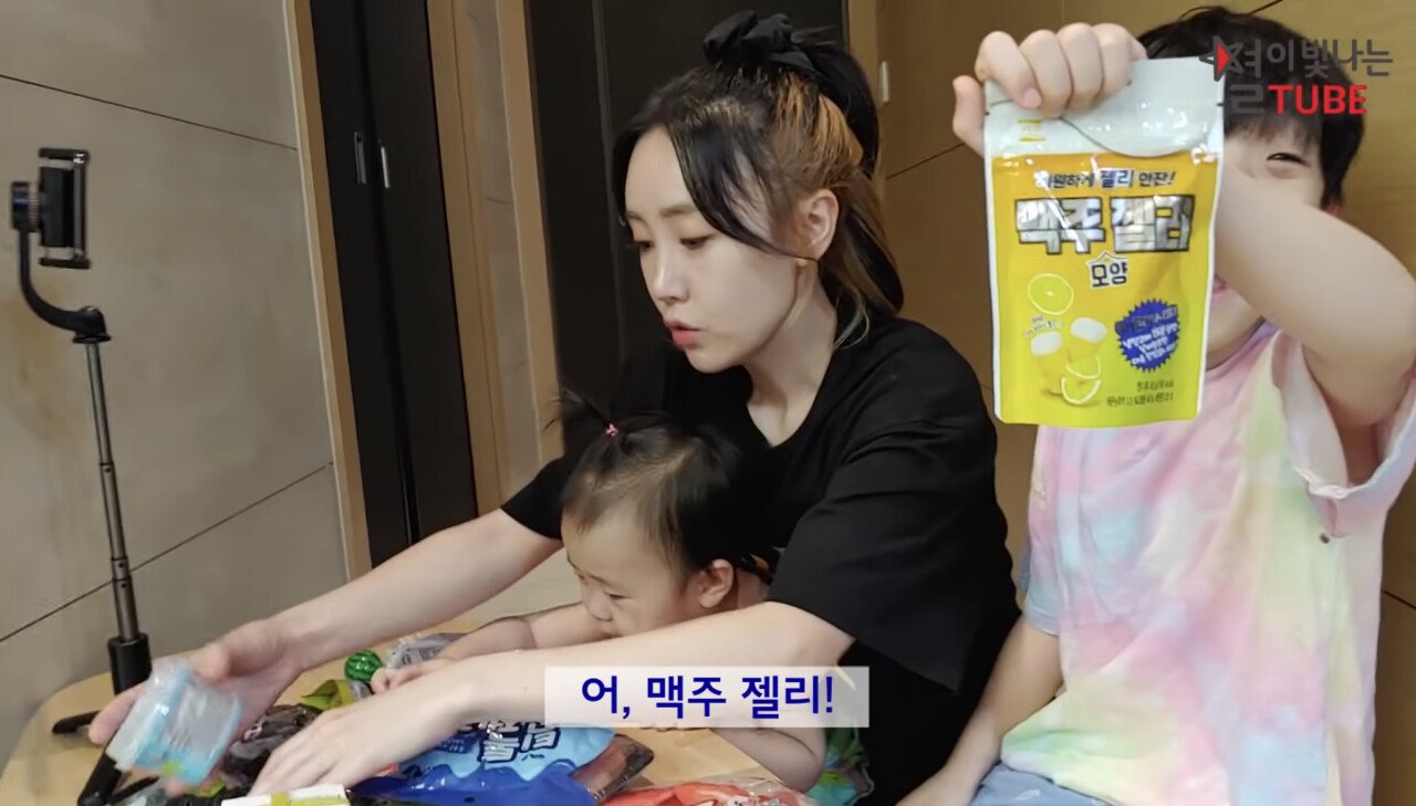 13D25277-EB2E-44B8-AE69-7E6AF2C95CC8.jpeg 애기들 젤리 먹이다 깜짝 놀란 별