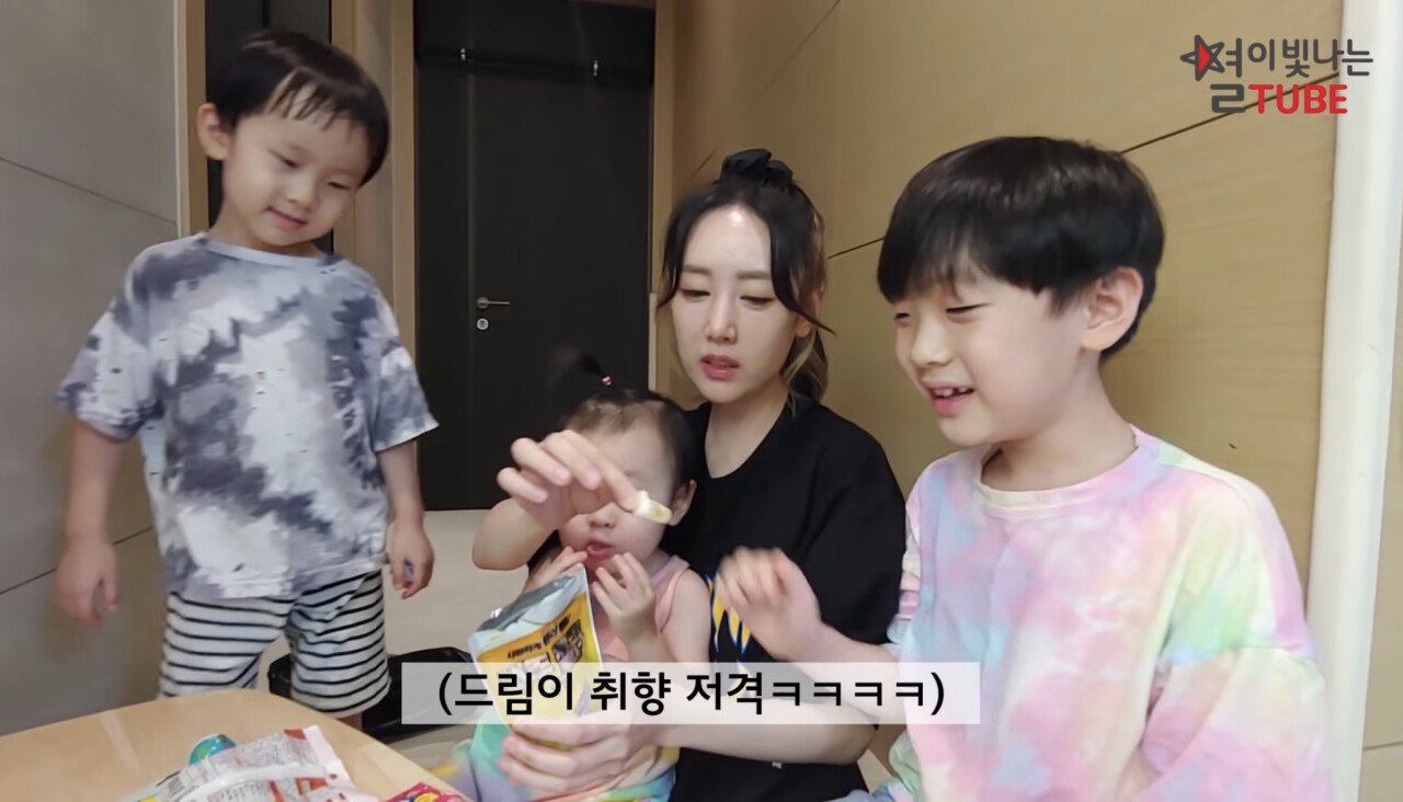 008D05E4-99E9-49C2-A2ED-64CFF45694CF.jpeg 애기들 젤리 먹이다 깜짝 놀란 별