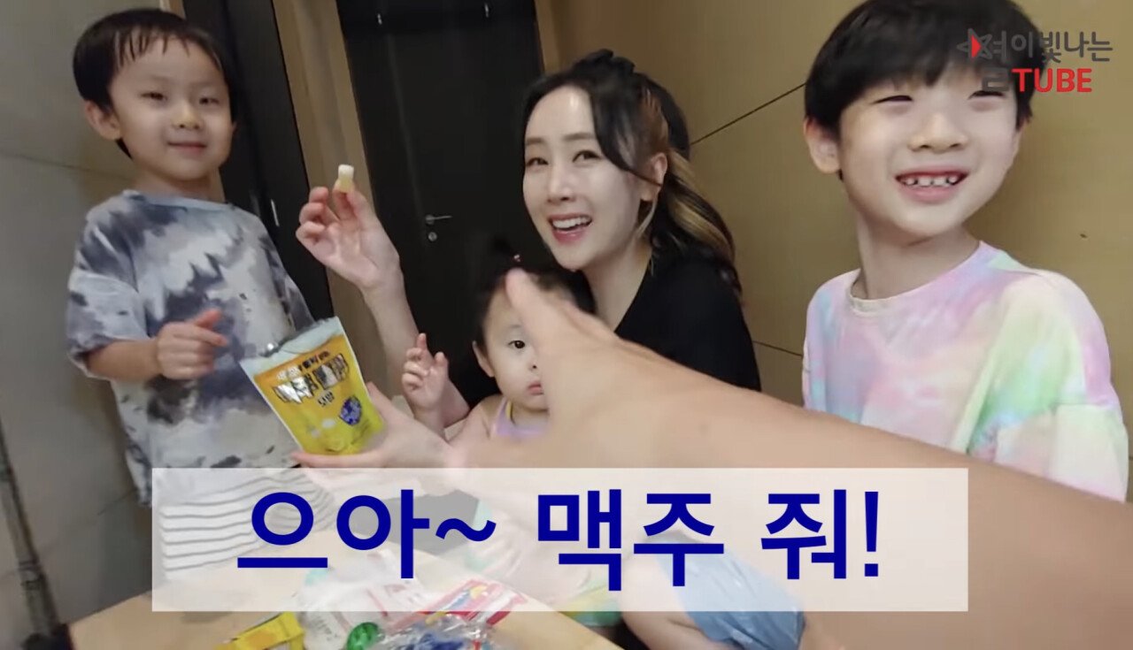 4F5C6EB5-C0FF-481F-BDC8-AFE537AF80D7.jpeg 애기들 젤리 먹이다 깜짝 놀란 별
