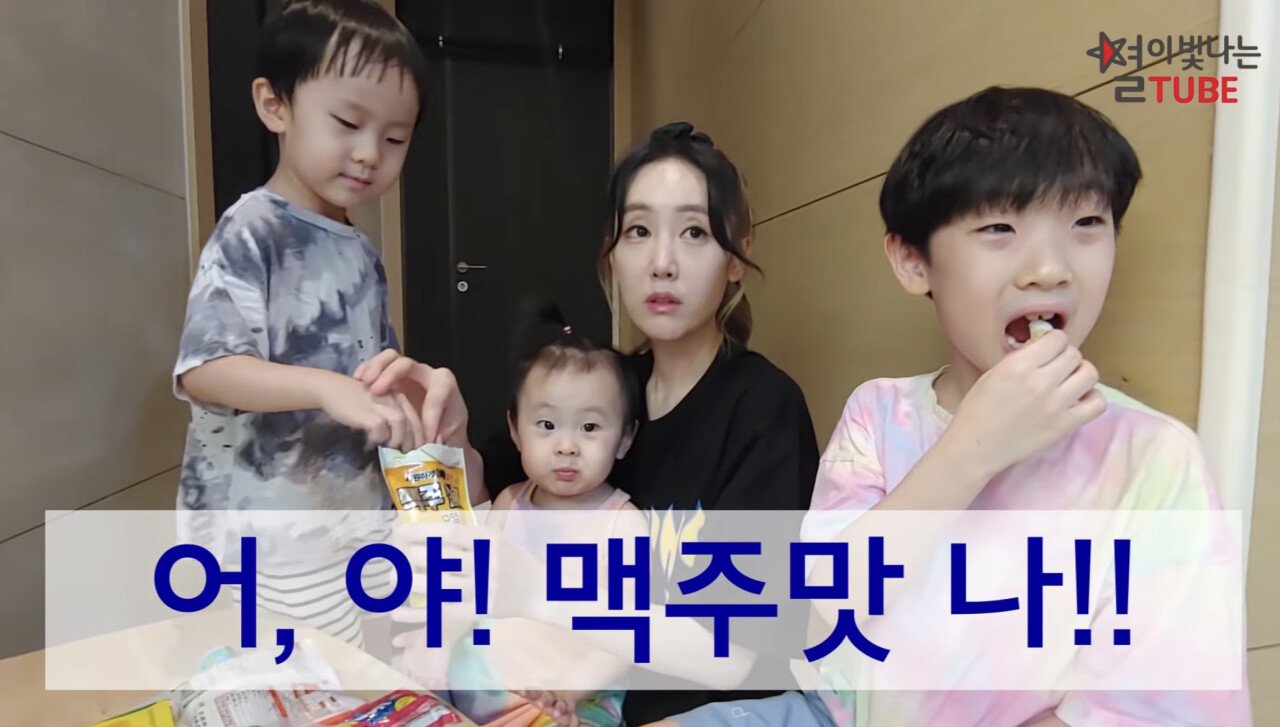 1DDEAF44-9152-453F-9143-D3593C51BD2E.jpeg 애기들 젤리 먹이다 깜짝 놀란 별