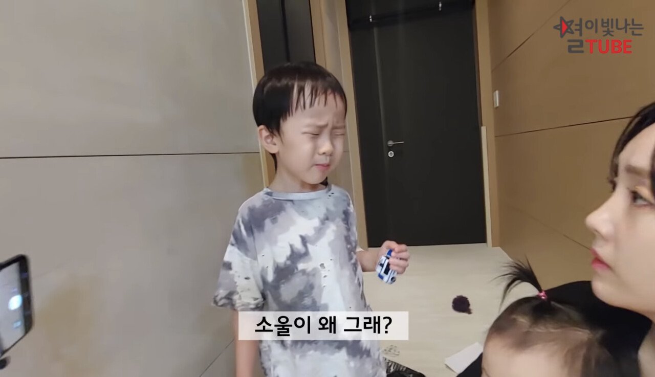 269BD0C9-6A11-40AE-BEF4-AAF1539F3595.jpeg 애기들 젤리 먹이다 깜짝 놀란 별