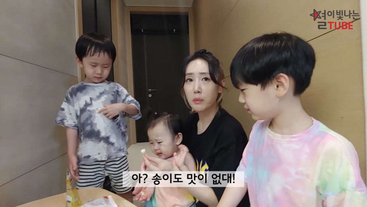 63D5F344-DF9B-45FF-B608-BD1CF4803771.jpeg 애기들 젤리 먹이다 깜짝 놀란 별