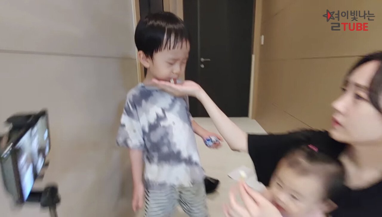 4B3F0B99-3ECC-497F-80B3-7D225D54BF08.jpeg 애기들 젤리 먹이다 깜짝 놀란 별