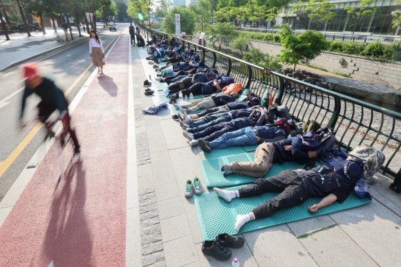 xmbbxuwod.jpg 민노총 3만명 서울광장 1박2일 노숙투쟁...노상방뇨 지린내, 술냄새, 흡연, 출근길 정체, 쓰레기 90톤 역대급 ㅋㅋㅋㅋㅋㅋㅋ