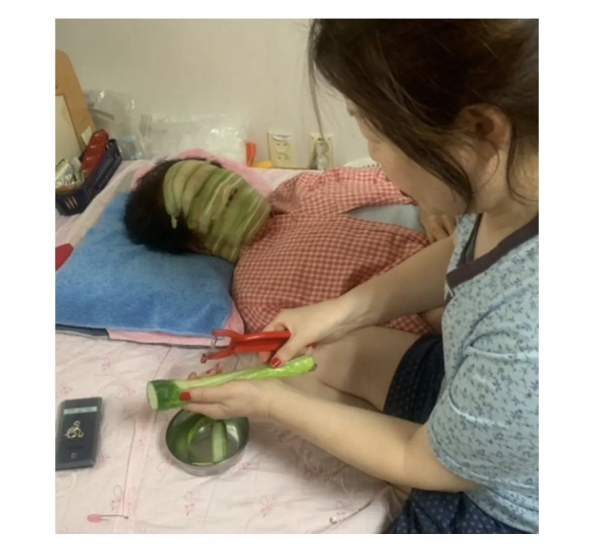 할매 피부 좋아지라고 오이팩하는중