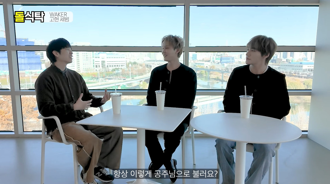 여기 입덕하면 아이돌이 공주님 대접해줌.jpg (4)