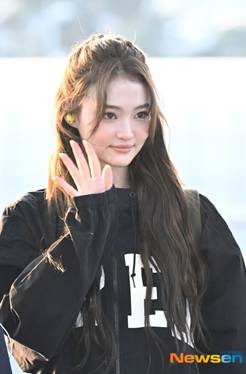 오늘자 출국하는 미야오 기사 사진.jpg 3번째 사진