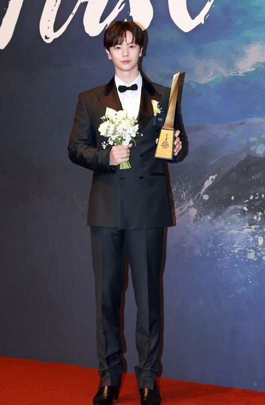 육성재, 소비자 선택받았다...2026년 이끌 남자 배우 '우뚝'